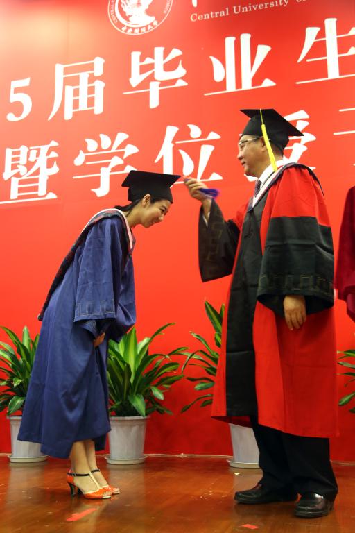 经理郝演苏为毕业生拨转流苏