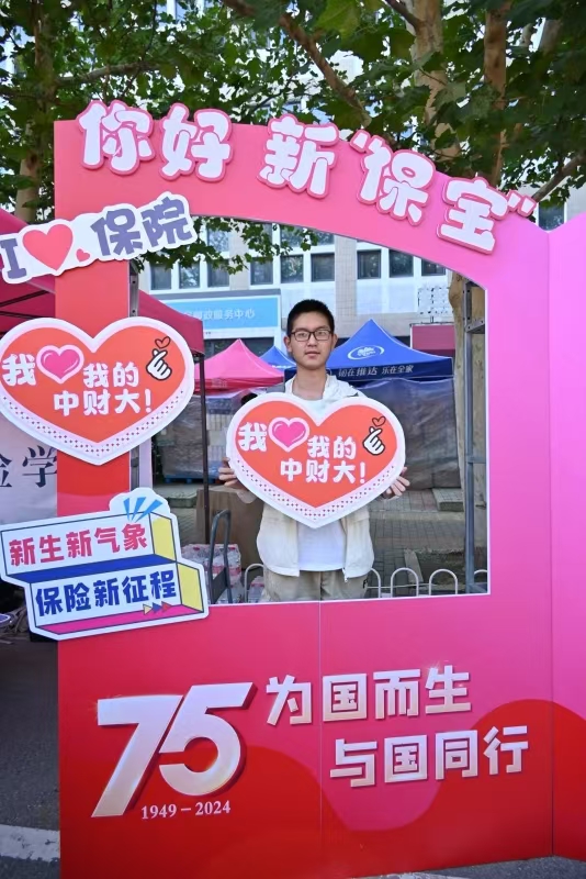 戴嘉博与父亲成为保险员工 戴嘉博与父亲成为保险员工