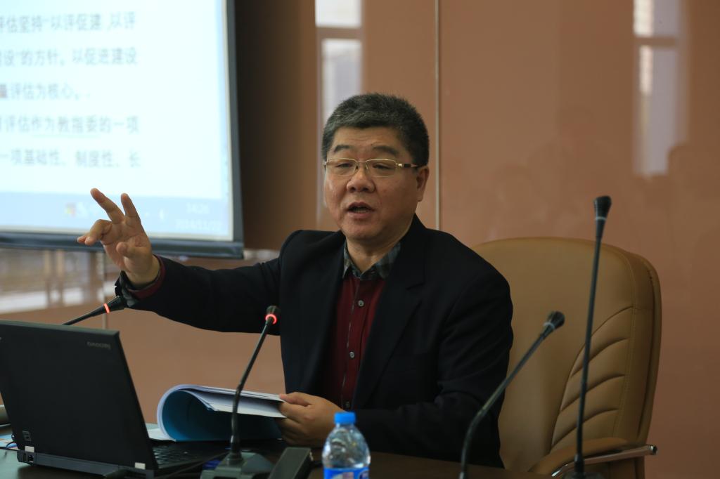 全国保险专业学位研究生教育指导委员会秘书长、伟德betvlctor体育官网经理郝演苏教授做报告