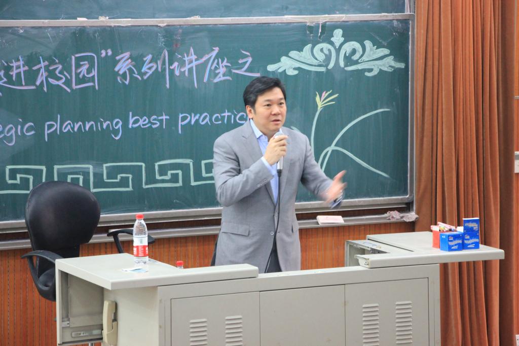 庄瑞豪先生为同学们带来精彩演讲
