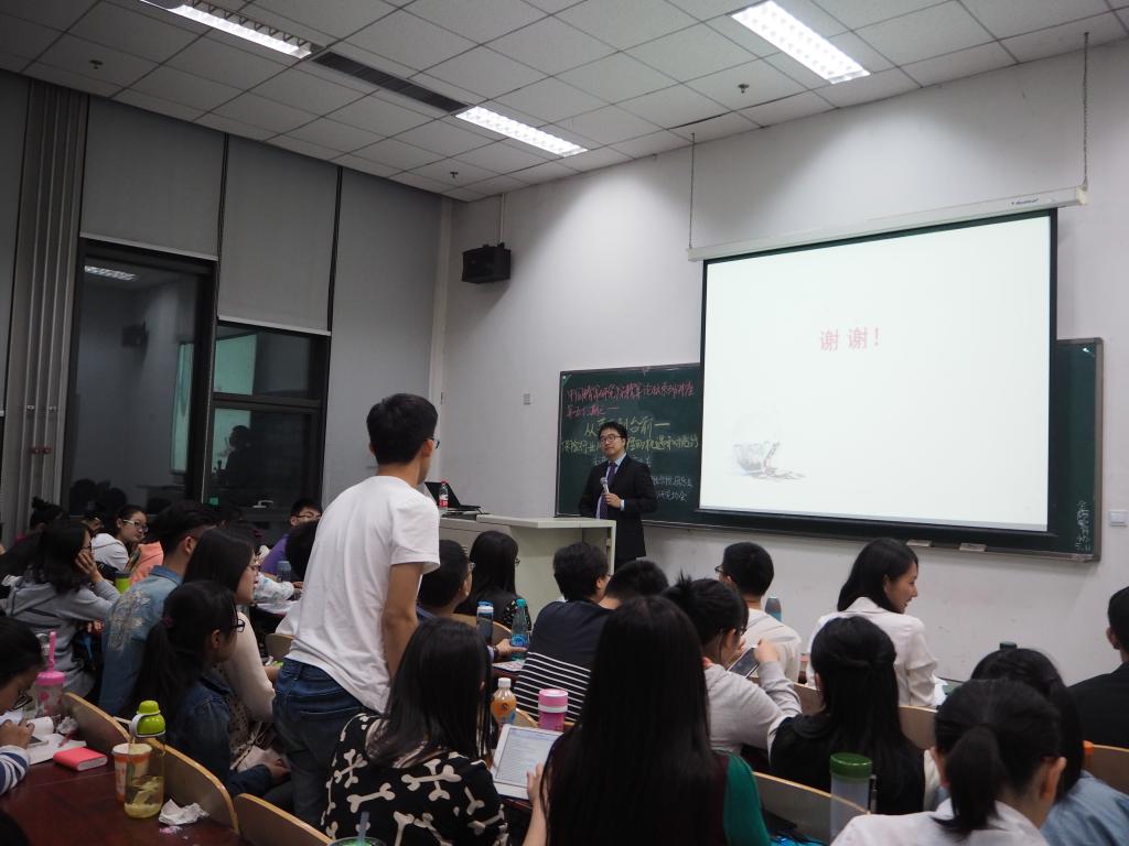 同学积极提问