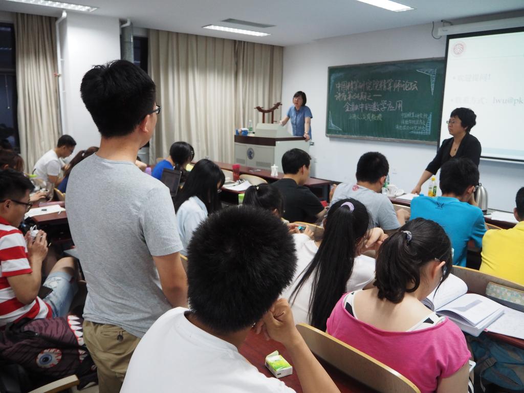 同学们与主讲人积极互动